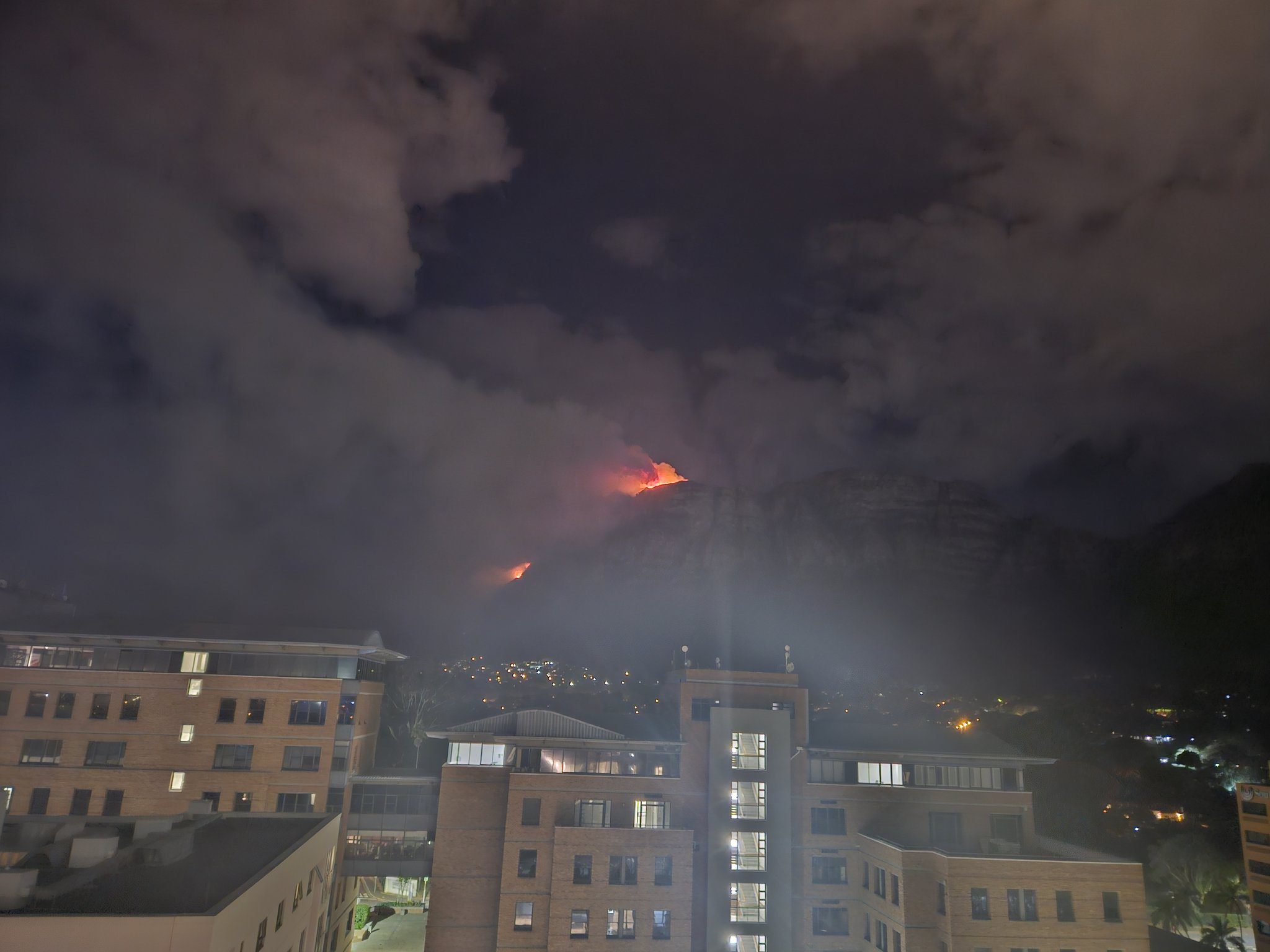 Firefighters Contain Battery Blaze and Evacuate Stranded Visitors on Table Mountain